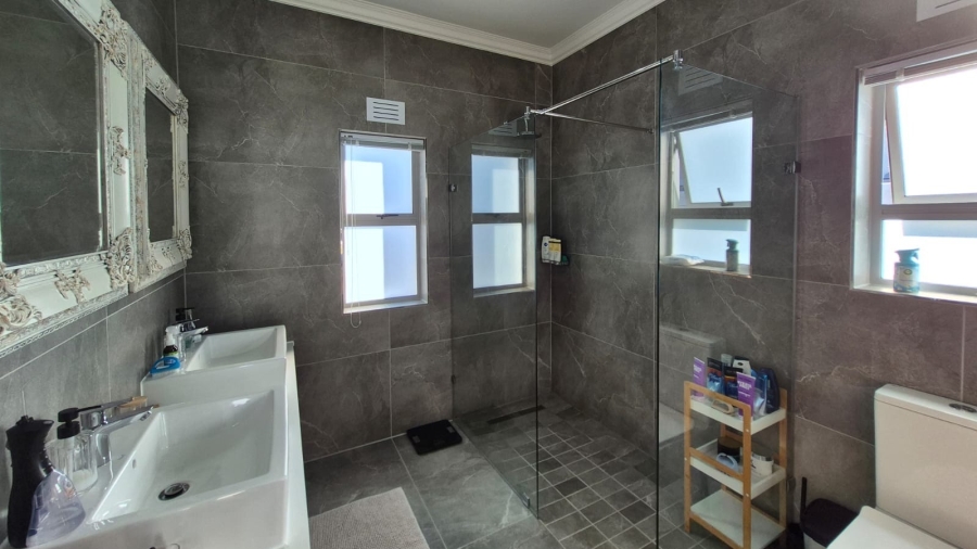 To Let 4 Bedroom Property for Rent in Sunningdale Western Cape